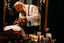 Barber rasiert einen Mann. Im Hintergrund steht die Tabac Original Range